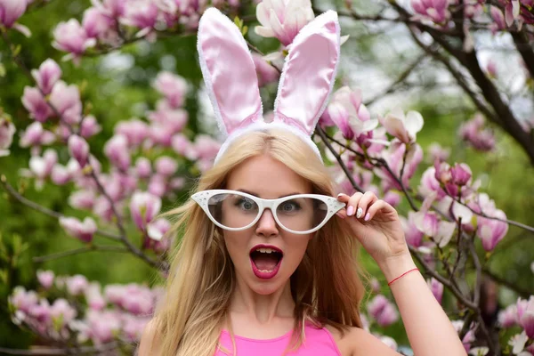 Dziewczyna z śmieszne okulary, bunny uszy i otwarte usta — Zdjęcie stockowe