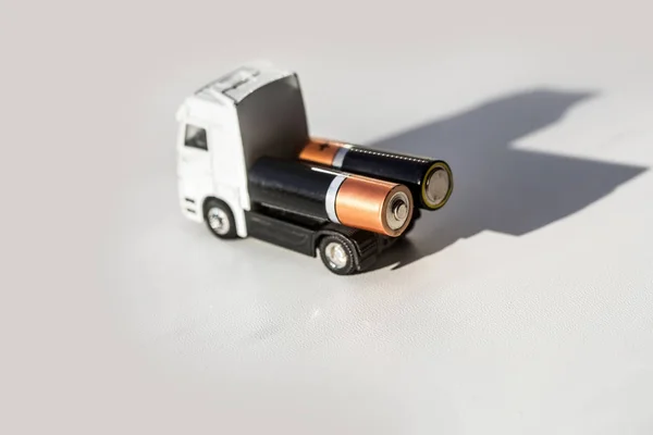 AA batterijen power supply elementen op speelgoed vrachtwagen — Stockfoto