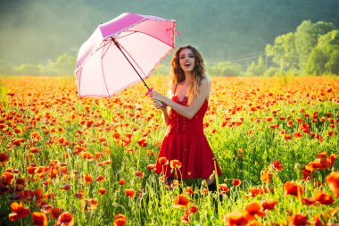 şemsiye pembe renk kırmızı gelincik alanındaki kız