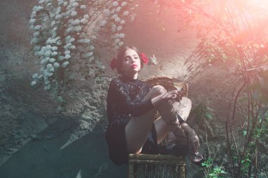 şarap bardağını tutan şık Kırmızı dudaklar ile sevimli kız