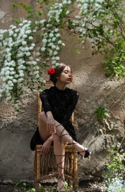 orangery siyah elbiseli genç güzel kadın