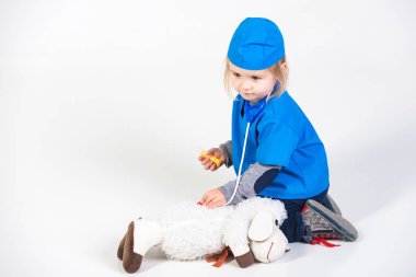 oyuncak hayvan ile tek tip oyun doktor çocukta veteriner