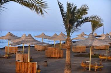 sandalye ve şemsiye ile mavi okyanus plaj