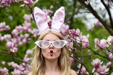 Kız yapma balık yüzünden gözlük ve tavşan kulağı