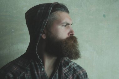 Acımasız adam hood kafasına takmış uzun sakallı