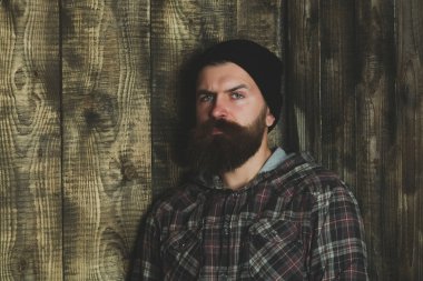 Sakallı adam şık siyah şapka ve ekose ceket poz