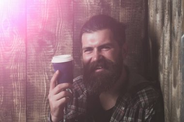 mavi plastik kap ile gülümseyen mutlu sakallı hippi kahve