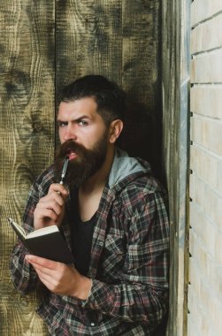 Adam alarak not defter kalem ile