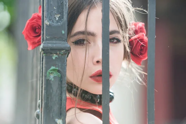 Femme espagnole avec rose dans les cheveux à la clôture de fer — Photo
