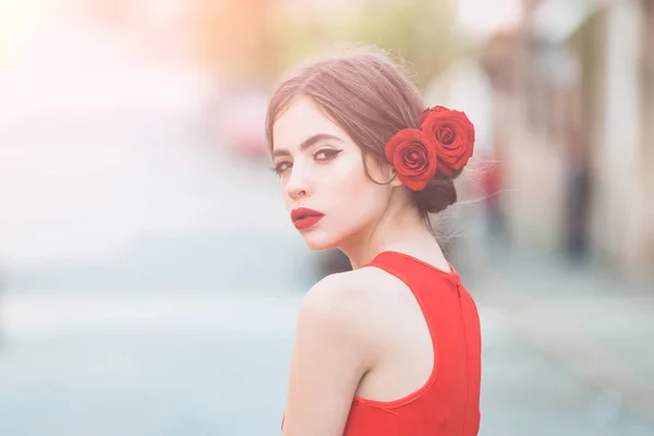 Девушка с красными губами, макияж на очаровательном, молодом лице — стоковое фото