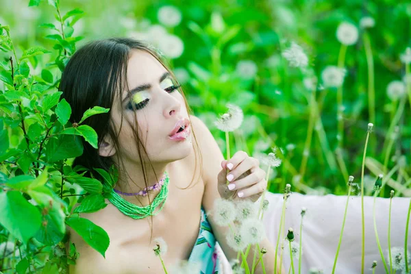 Juventud y frescura, mujer con maquillaje de moda —  Fotos de Stock