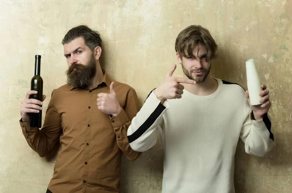 Amistad de amigos guapos mostrando pulgares hacia arriba con botellas — Foto de Stock