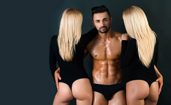 Romance et amour, homme musclé avec fille et femme sexy — Photo