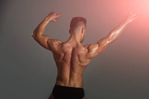 Manos de atleta con cuerpo húmedo muscular —  Fotos de Stock