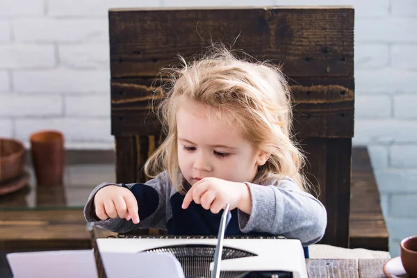 Biznes dziecko lub małe dziecko chłopca lub biznesmen z maszyny do pisania — Zdjęcie stockowe