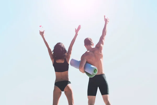 Hombre y chica o pareja de deporte feliz en verano — Foto de Stock