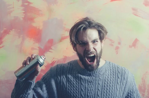Vihainen mies maalari huutaa aerosoli spray maali pullo — kuvapankkivalokuva