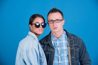 adam ve kız gözlük ve kot ceketli