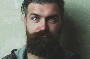 aptal yüzündeki gözleri şaşı adam