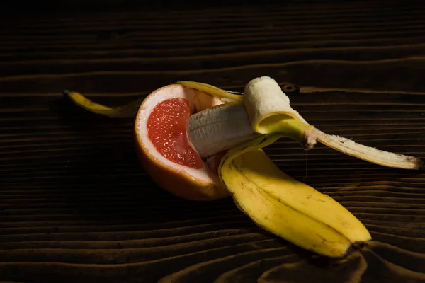 Sex und Geschlechtsverkehr Banane in roter Grapefruit — Stockfoto