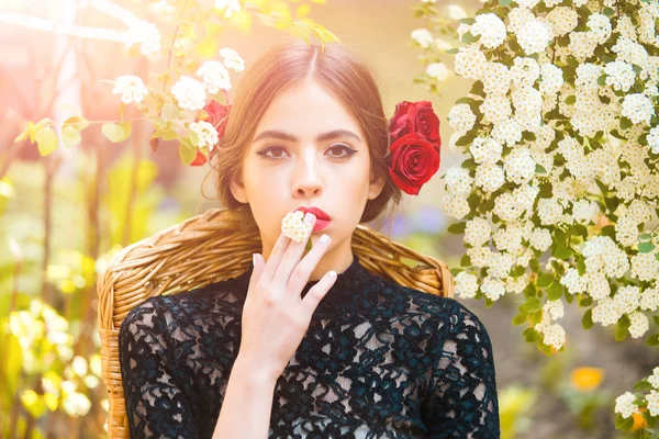 口の中に白い花を保持しているスタイリッシュな化粧品できれいな女の子 — ストック写真