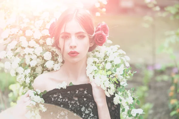 Menina com maquiagem espanhola na moda, rosa flor no cabelo — Fotografia de Stock