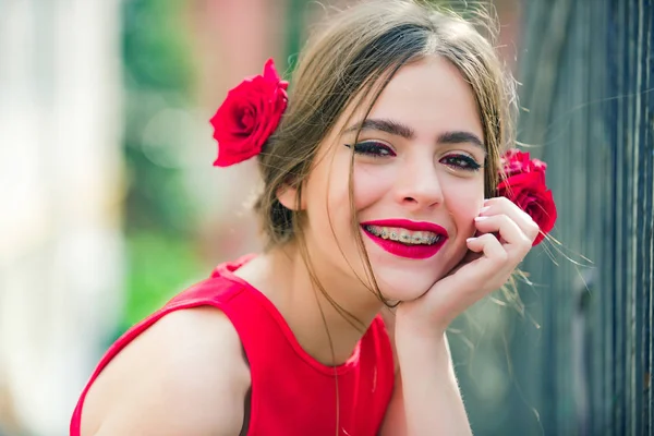 赤い唇と髪のバラとかわいい女の子 — ストック写真