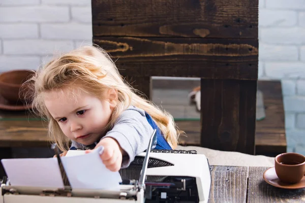 Kind of kleine jongen of zakenman kind met typemachine — Stockfoto