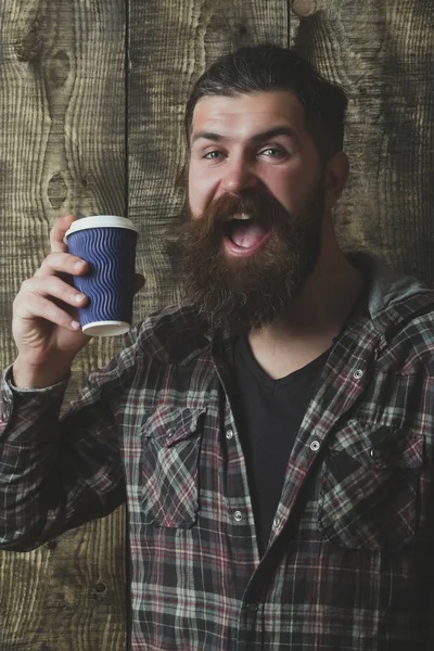 Hipster sonriendo con taza de plástico azul —  Fotos de Stock