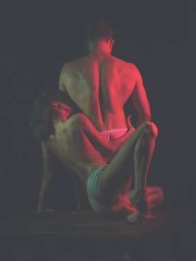 genç ve güzel çıplak bir çift kırmızı ışık