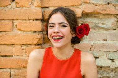 Dişlerde diş diş telleri ile mutlu kadın