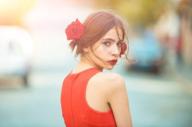 kadın kırmızı dudaklar, şirin, genç yüz makyaj