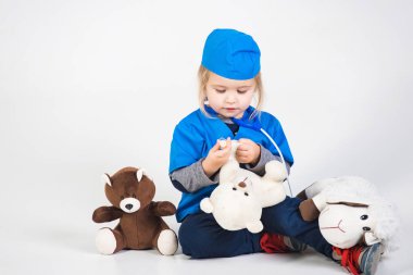 Doktor veteriner oyuncak hayvan ile oynarken tek tip çocuk