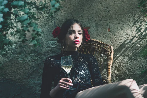 Menina adorável com lábios vermelhos elegantes segurando copo de vinho — Fotografia de Stock