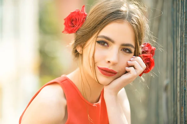 Linda chica con labios rojos y rosas en el pelo —  Fotos de Stock