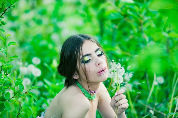 Kvinna med fashionabla makeup och pärlor i gröna blad — Stockfoto
