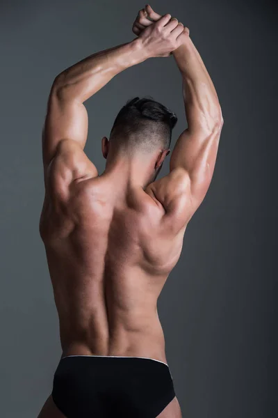 Сексуальный мужчина с мускулистым телом и обратно в трусах — стоковое фото