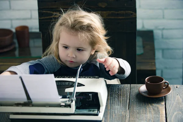Bambino piccolo o uomo d'affari con macchina da scrivere — Foto Stock