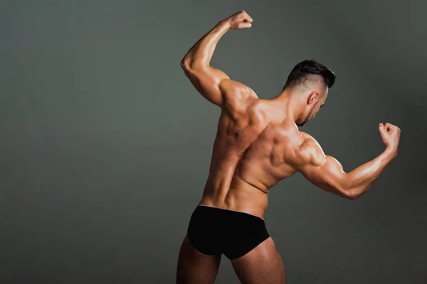 Людина з м'язовим тілом і спиною — стокове фото