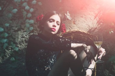 Kırmızı dudaklar ve şarap kadehi kadın ile