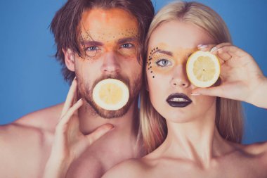 adam ve kız makyaj ile limon tutun