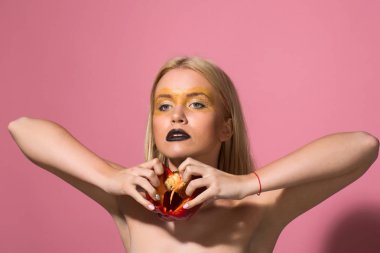 dolmalık biber yaratıcı moda makyaj ile kadının elinde