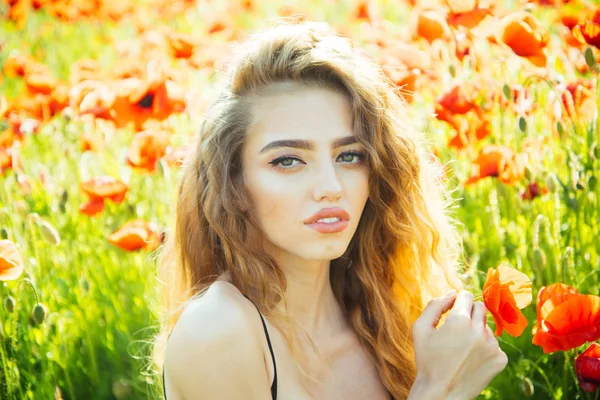 Mulher ou menina no campo da semente de papoula — Fotografia de Stock