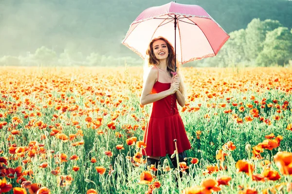 şemsiye ile haşhaş tohumu alanında oldukça mutlu kız