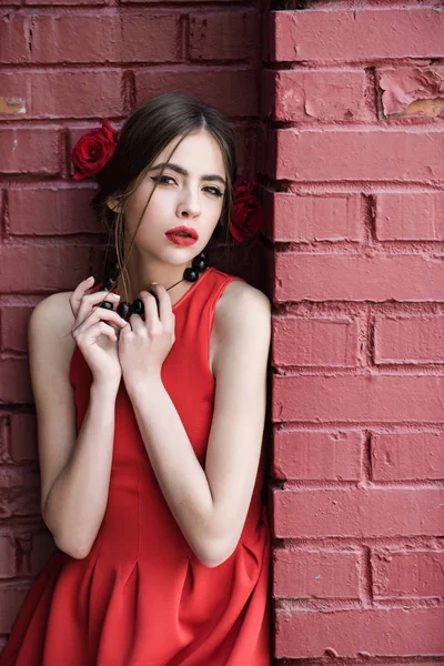 Mulher espanhola com maquiagem elegante e rosa flor no cabelo — Fotografia de Stock