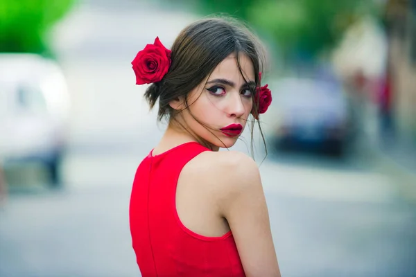 Мила жінка з червоними губами, макіяж на чарівному, молодому обличчі — стокове фото