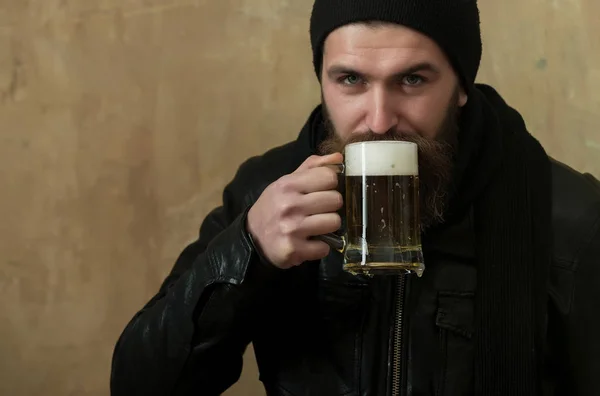 Hipster trinkt Bier aus Glaskrug — Stockfoto