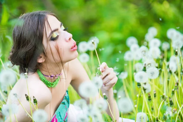 Dziewczyna z modny makijaż i koraliki w zielonych liści — Zdjęcie stockowe