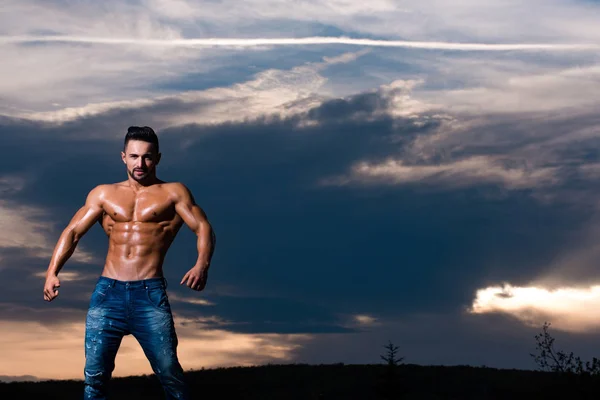 Bodybuilder with muscular body on blue sky — Stock Photo, Image