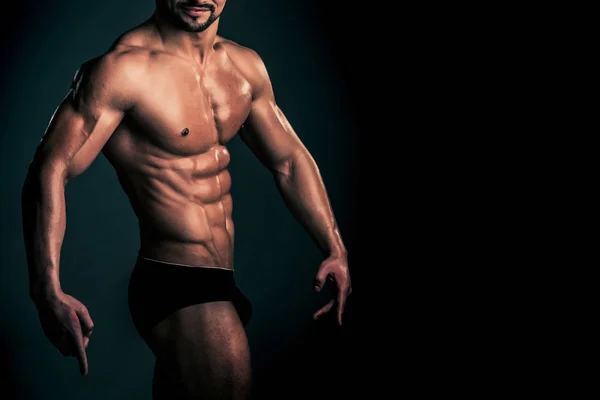 Спортсмен з м'язистим тілом в нижній білизні штани — стокове фото